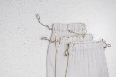 Beyaz arkaplanda boş çanta dizisi pamuk torbaları, yeniden kullanılan çantayı kaydetme kavramı, sıfır atık