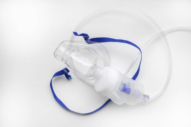 Beyaz arka planda ultrasonik sprey ya da nebulizatör. Solunum tıbbı. Oksijen maskesi ile astım solunum tedavisi solunum için tıbbi ekipman bronşit sağlığı için solunum maskesi.