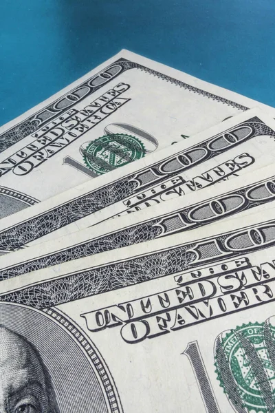 Mavi Arka Planda 100 Dolarlık Banknot Yığını Yakın Plan — Stok fotoğraf