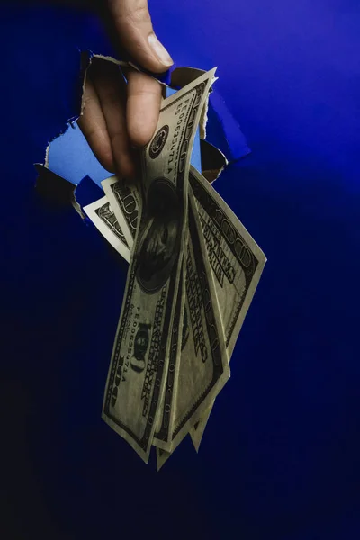 Рука Появляется Отверстии Рваной Модной Голубой Цветной Бумаге Концепция Пожертвований — стоковое фото