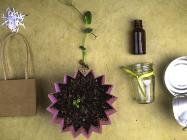 Geri dönüşüm için çöp ve yeşil filiz, metal, plastik, kağıt ve cam karışımı, geri dönüşüm konsepti, sürdürülebilir sıfır atık ürünleri