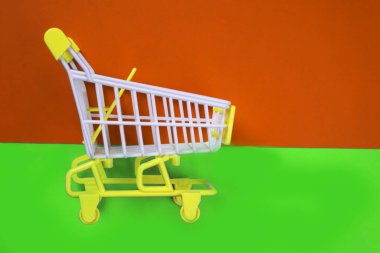 Yeşil ve kırmızı arka planda küçük bir tramvay, anlaşıldı. Tüketici konseptini satın al ya da sat