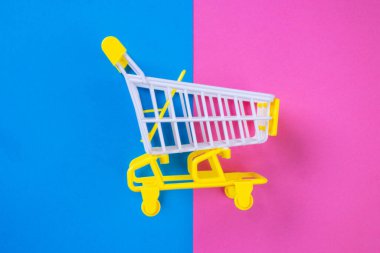 Mavi ve pembe arka planda küçük bir tramvay, kopyalama alanı. Tüketici konseptini satın al ya da sat