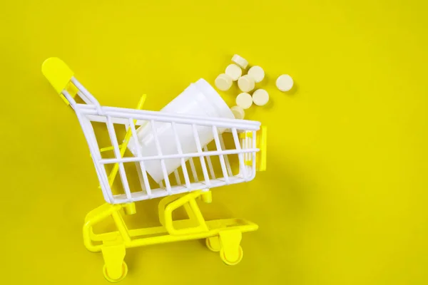 在黄色背景 医药和药学概念的购物车里装药丸 购物车中的药丸 复制空间 — 图库照片