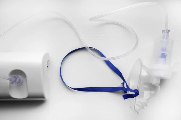 Ultrasone Inhalator Vernevelaar Witte Achtergrond Ademhalingsmedicijnen Astma Ademhalingsbehandeling Met Zuurstofmasker — Stockfoto