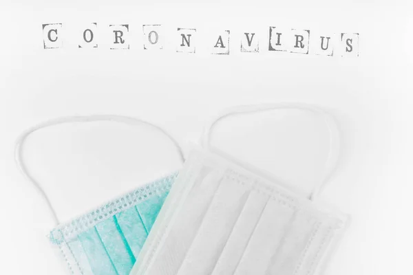 Gesichtsmaske Auf Weißem Hintergrund Mit Coronovirus Schutzkonzept Kopierraum — Stockfoto