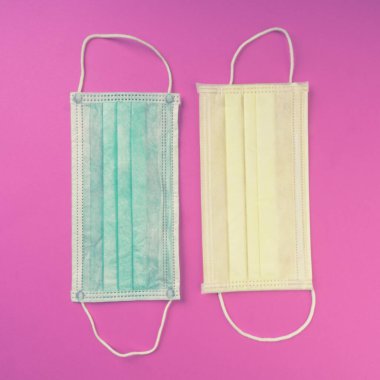 İki tıbbi grip hastalığı koruyucu yüz maskesi insanlar arasındaki virüsün yayılmasını engeller.