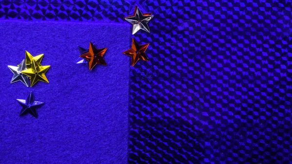 Праздничные Красочные Звезды Модном Голубом Фоне Концепция Праздника Плоская Открытка — стоковое фото