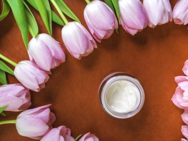 Ev yapımı organik kozmetik krem pembe lale çiçekleri, cilt bakımı, çaresi ve beyaz kremli güzellik kapları.