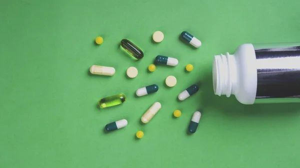 Λευκό Μπουκάλι Και Σωρός Από Διάφορα Φάρμακα Χάπια Δισκία Και — Φωτογραφία Αρχείου