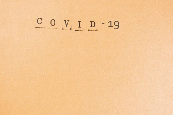 Covid Coronavirus Text上の黄色の紙の背景にあなたのテキストのためのスペース — ストック写真