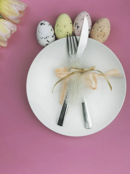 Beautiful Luxury Easter Table Cutlery Settings Knife Fork Colorful Tulips — Stock Photo, Image