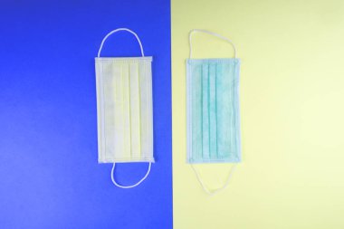 İki tıbbi grip hastalığı koruyucu yüz maskesi insanlar arasındaki virüsün yayılmasını engeller.