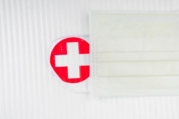 Maschere Mediche Cassetta Pronto Soccorso Con Croce Rossa Concetto Protezione — Foto Stock