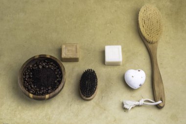 Güzellik, vücut bakımı. Spa ürünleri banyo aksesuarları doğal organik antidepresan kahve fırçası, ahşap masaj fırçası, sabun, düz yatak.