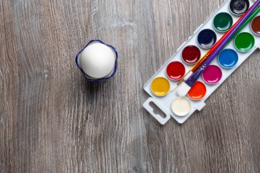 Paskalya tatiline hazırlanmak, ahşap boyalar ve fırçalar, yumurta