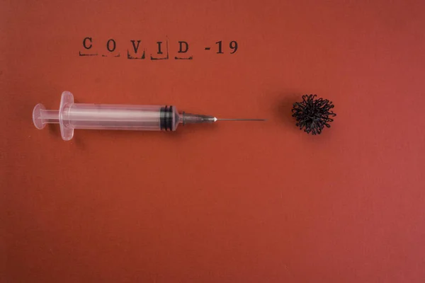 Spruta Röd Bakgrund Med Text Covid 2019 Ncov Virus Wuhan — Stockfoto