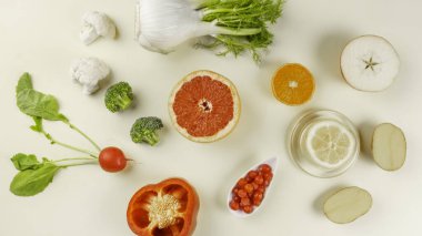 Sağlıklı beslenme, taze C vitamini ve antioksidan kaynakları, greyfurt, limon, elma, portakal, dolmalık biber dilimleri, rezene, patates, kızılcık, brokoli, yakın plan