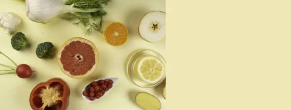 健康的な食事 ビタミンCと抗酸化物質の新鮮なカラフルなソース 食品クリーングレープフルーツ レモン リンゴ オレンジ ピーマンスライス フェンネル ジャガイモ クランベリー — ストック写真