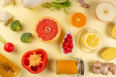 Bağışıklık sistemi geliştirme, sağlıklı gıda seçimi antioksidan, mineral, sarı zemin üzerindeki vitaminler, temiz yemek, sağlıklı yaşam tarzı, detoks, diyet konsepti açısından zengin bileşenler