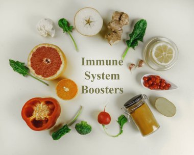 Bağışıklık sistemi geliştirme, sağlıklı gıda seçimi antioksidan, mineral, sarı zemin üzerindeki vitaminler, temiz yemek, sağlıklı yaşam tarzı, detoks, diyet konsepti açısından zengin bileşenler