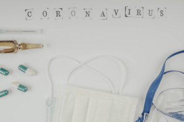Koronavirüs ve ampul, ilaç, iğne, iğne, hap, yüz maskesi ve üst görünüm ile korunma kavramı