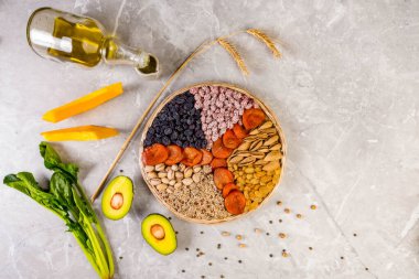 E vitamini kaynakları, yüksek miktarda antioksidan, antosiyanin, mineral ve lif içeren beton zemin üzerinde beyin ve kalp için sağlıklı besin konsepti.