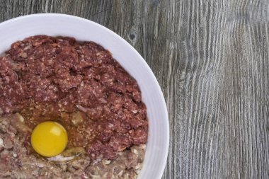 Çiğ domuz eti ve kıyma, yumurta pişirmeye hazır.