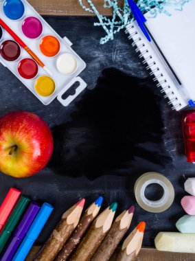 Tahta ve okul gereçleri, okul konseptine geri dönüş, boya, fırça, kalem, kalem, defter, elma, kopyalama alanı olan karatahta
