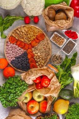 Zindelik ve bağışıklık sistemini güçlendirmek için sağlıklı temiz gıda seçimi, yüksek antioksidan, antosiyanin, akıllı karbonhidrat, omega 3, mineraller ve vitaminler, kalp sağlığı