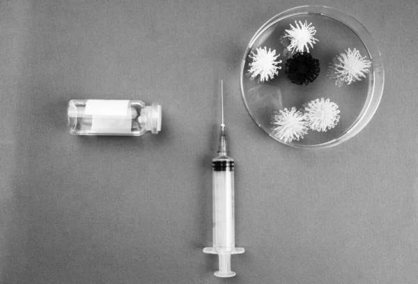 Orvosi Ampullák Szérummal Fecskendővel Oltás Gyógyszer Vírustól Tűfecskendőtől Kórházi Prevenciós — Stock Fotó