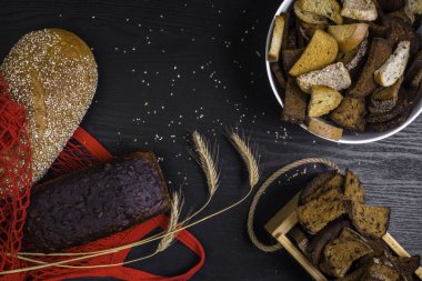 Yüksek lifli kepekli çavdar ekmeği, karabuğday ekmeği, kraker, tahıl, arpa, tohum. Antioksidan, omega 3, vitamin ve protein açısından zengin ürünler.