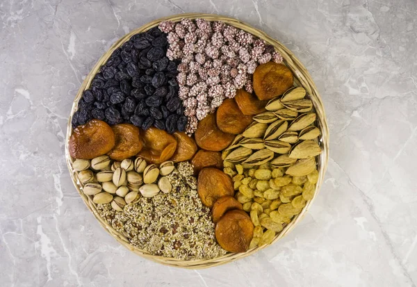 各种坚果 葡萄干 以混凝土为背景的圆形芝麻 磷丰富的食物 健康小吃 — 图库照片