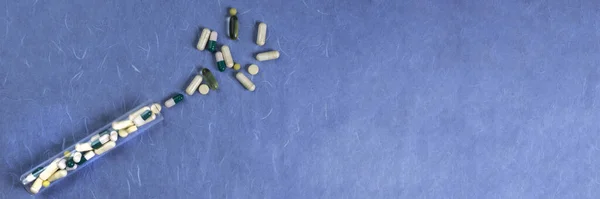 Orvosi Tabletták Kapszulák Tabletták Kiömlött Üveg Kék Háttér Rugalmas Átlátszó — Stock Fotó