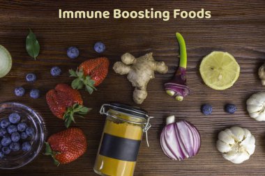 Bağışıklık sistemini güçlendirmek için süper yiyecekler, antioksidan, mineral, ahşap arka planda vitamin, sağlıklı yaşam tarzı, detoks, diyet konsepti açısından zengin sağlıklı gıda seçimi.