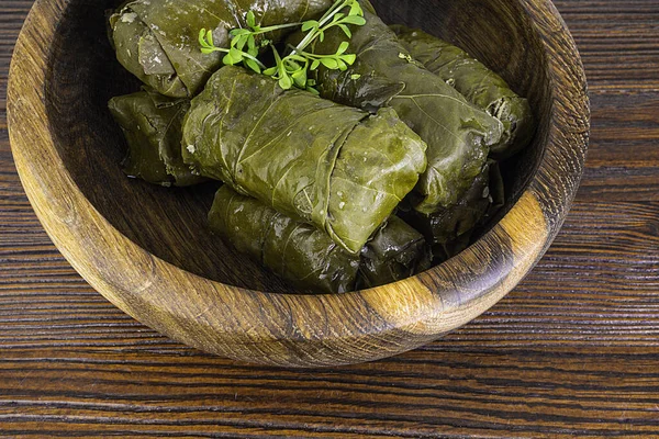 Traditionelle Georgische Dolma Traubenblättern Auf Holzgrund — Stockfoto