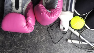 Spor ayakkabıları, deri boks eldivenleri, ip atlama, tenis topu, su şişesi, kadın boks konsepti, kopyalama alanı