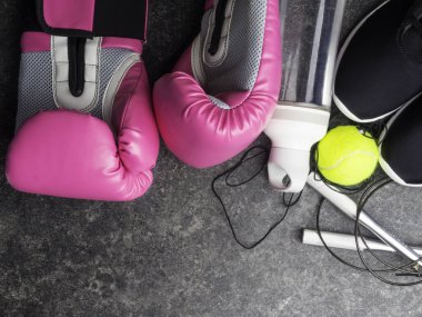 Spor ayakkabıları, deri boks eldivenleri, ip atlama, tenis topu, su şişesi, kadın boks konsepti, kopyalama alanı