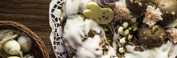 Gyümölcs Húsvéti Nyuszi Torta Édes Mázzal Rózsaszín Mályvacukor Csokoládé Nyuszi — Stock Fotó