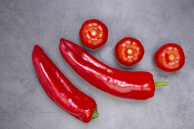 Beton bir yüzey üzerinde domates ve dolma biber, Lycopene zengin yiyecekler, kalbini koru, düz yat, üst görüş, kopyalama alanı