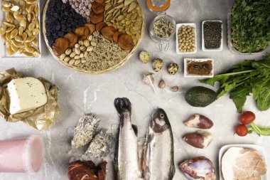 Çinko mineralleri, doğal mineral kaynakları, sağlıklı yaşam tarzı ve beslenme içeren besinler çeşitliliği