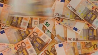 Avro para birimi banknotları düştü ve uçtu, nakit para geçmişi, kazanç, maaş, mevduat veya kredi kavramı