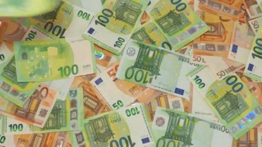 Euro para birimi 50, 100 banknot düştü ve uçtu, nakit para geçmişi, kazanç, maaş, mevduat veya kredi konsepti