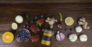Superfood 'ların bağışıklık uyarımları ve virüsleri koruma, antioksidan, mineral, vitamin, ahşap arka plan, sağlıklı yaşam tarzı, detoks, diyet konsepti açısından zengin sağlıklı besin seçimleri. Pankart