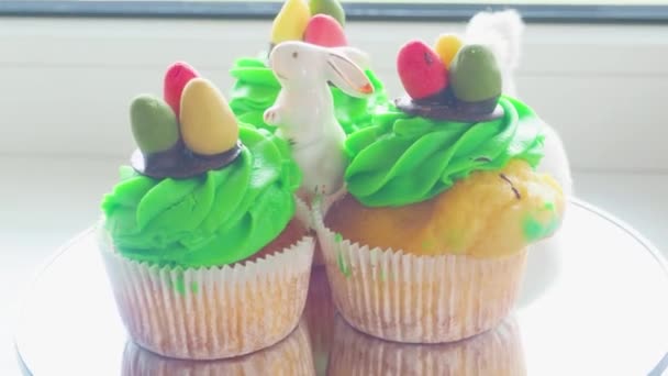 Пасхальный Керамический Кролик Вкусные Кексы Сладкими Красочными Яйцами Праздничная Концепция — стоковое видео