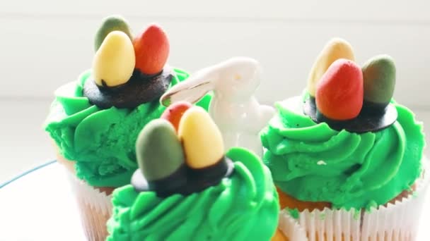 复活节陶瓷兔和美味的纸杯蛋糕与甜彩蛋 假日概念 选择性焦点 — 图库视频影像
