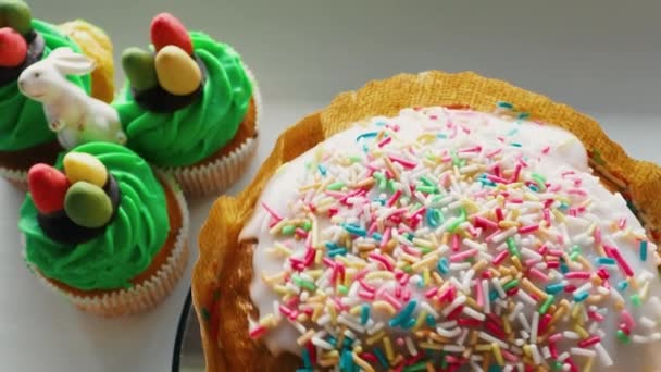 复活节陶瓷兔和美味的纸杯蛋糕与甜彩蛋 假日概念 选择性焦点 — 图库视频影像