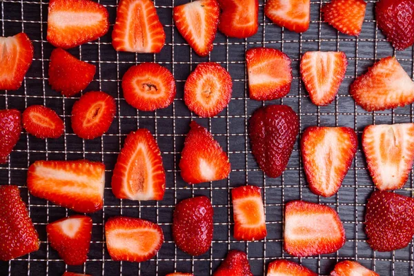 Hintergrundtextur Geschnittener Erdbeeren Metallschalen Dehydratationsprozess Gesunder Snack Reich Vitaminen Antioxidantien — Stockfoto