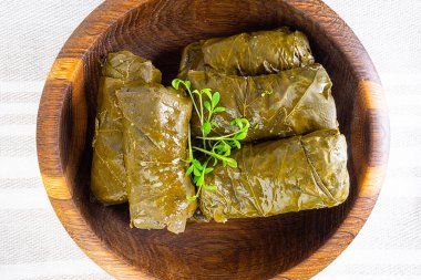 Dolma sarma doldurulmuş üzüm yaprakları ahşap tabakta. Lübnan Türk mutfağı, Yunan ortadoğu mutfağı. Dolmadakia ya da dolma. Peçetedeki Yaprak sarması
