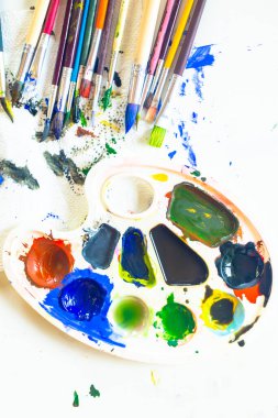 Palette sanat fırçası renkli boyalar, seçici odak